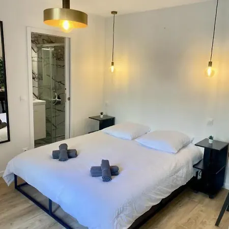 Moderne Au Coeur Du 8e 巴黎